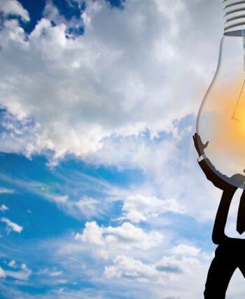 Man med stor glödlampa