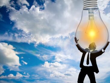 Man med stor glödlampa