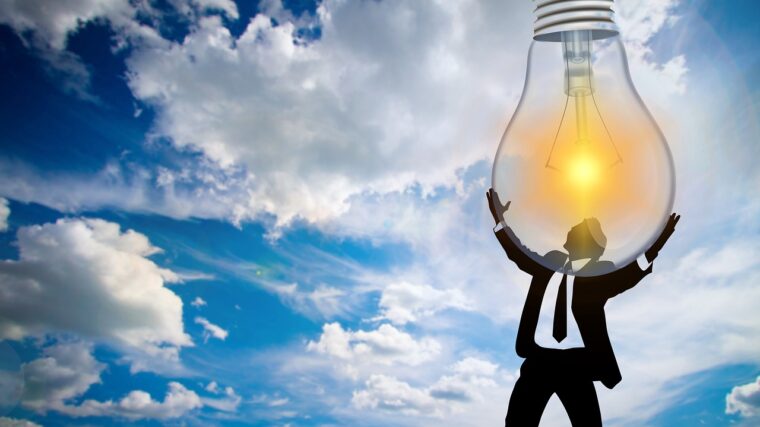 Man med stor glödlampa